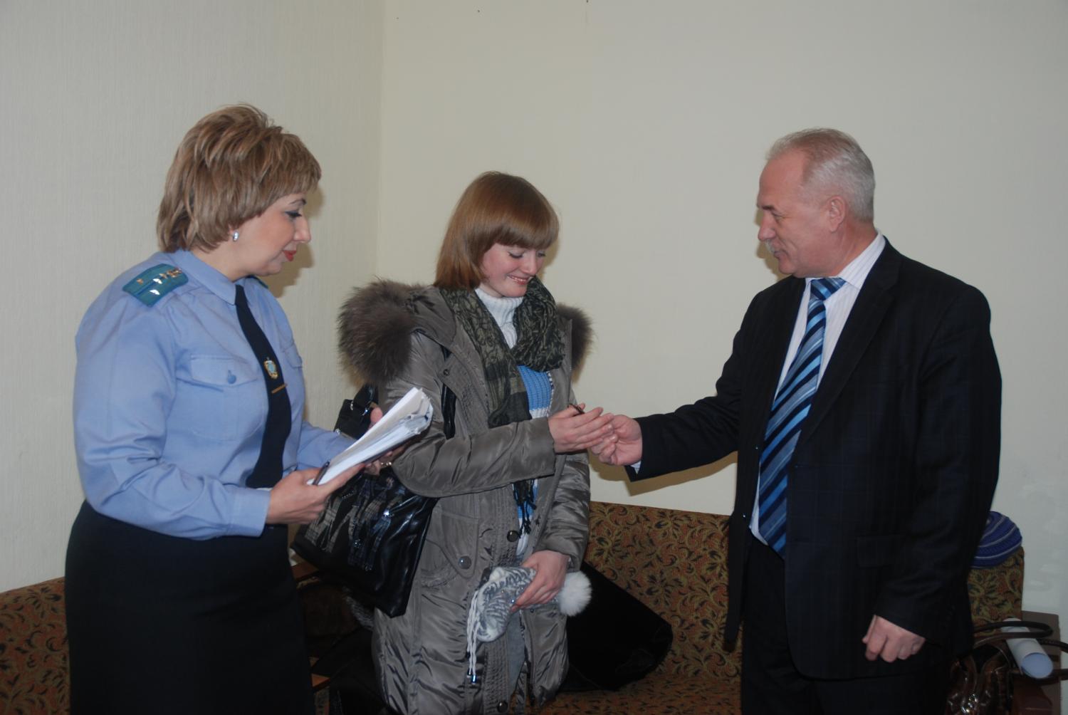 Мэр АМО Владимир Жуков вручил сиротам ключи от двух однокомнатных квартир