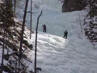 Это только на расстоянии кажется, что ледник совсем плоский и гладкий, а подойдешь ближе, и видно, что лед «сбегает» такими вот волнообразными ступенями