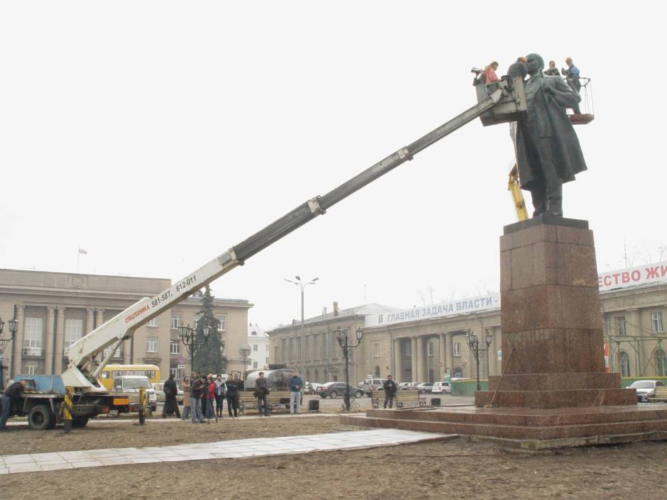 Моют Ленина... :)