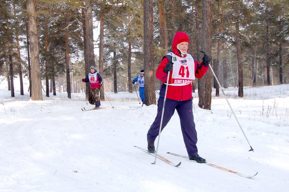 Наша постоянная читательница Тамара Владимировна на лыжах в парке катается постоянно. На гонку пришла с подругами