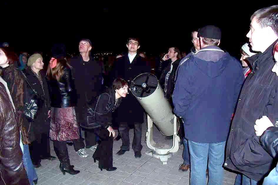 За минутное наблюдение в телескоп люди стояли в очереди по два часа