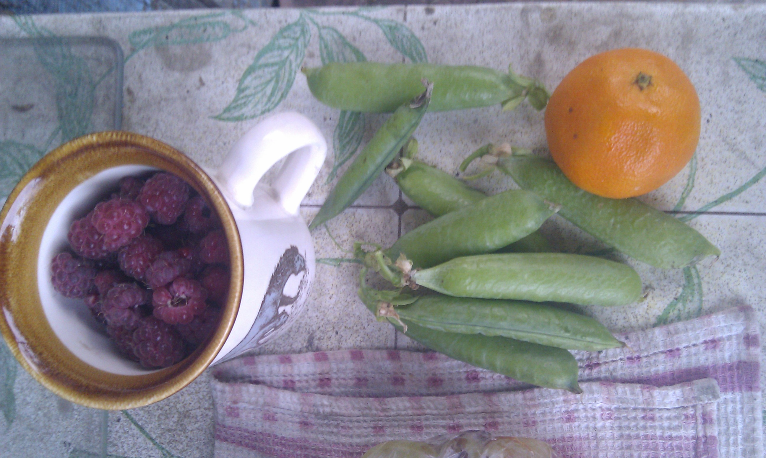 Как сюда мандарин попал? Ваще нипанятна))))))