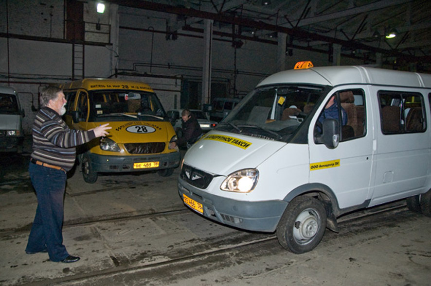 Главный механик Владимир ПЕРЕВАЛОВ каждое утро выпускает машины на линию