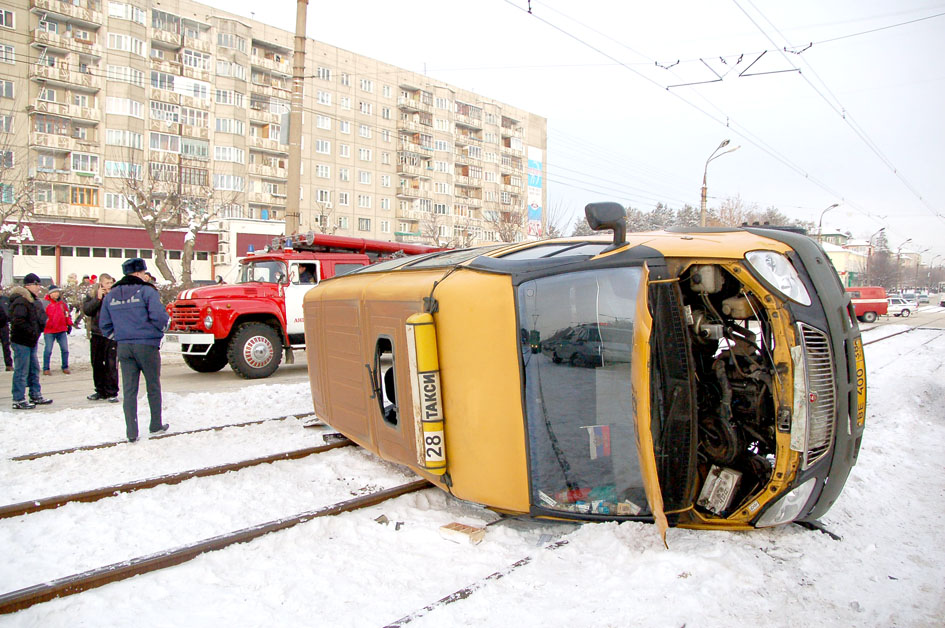 В маршрутке находилось 8 человек, две пассажирки получили травмы