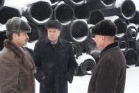 Л.Г. Михайлов на фоне продукции завода