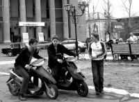 Юные гонщики. Интересно, знают ли они, что такое шлем? Юные гонщики. Интересно, знают ли они, что такое шлем?