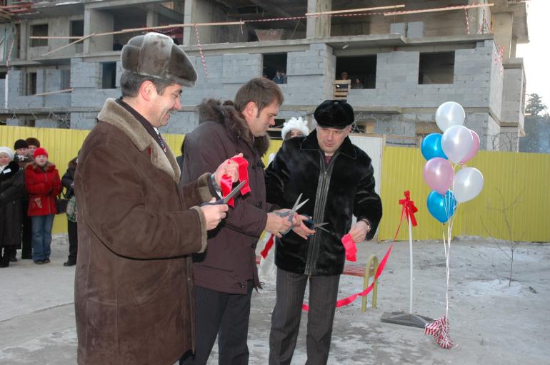 Сообразили на троих. Михайлов, Козлов и Петров режут ленточку у дома "Стройкомплекса"