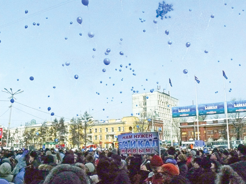 Тысячу голубых шаров выпустили в небо участники митинга