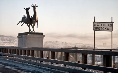 Мост с фигурками