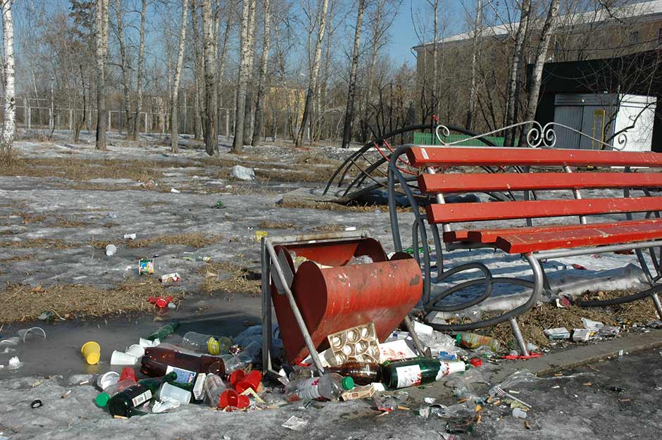 Горы мусора на Аллее Любви