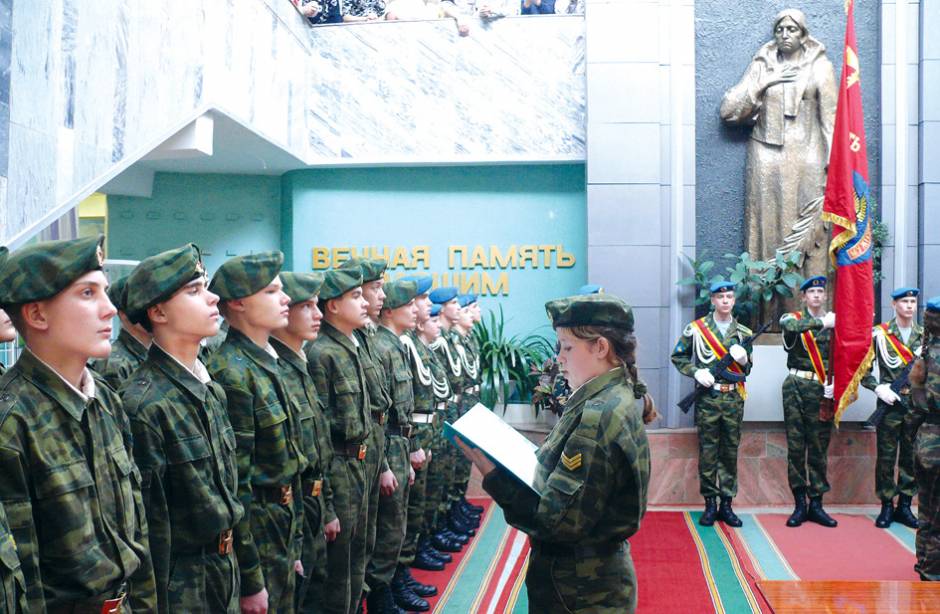 Папа Ани МАЦУК (читает слова присяги) тоже был воспитанником «Мужества»