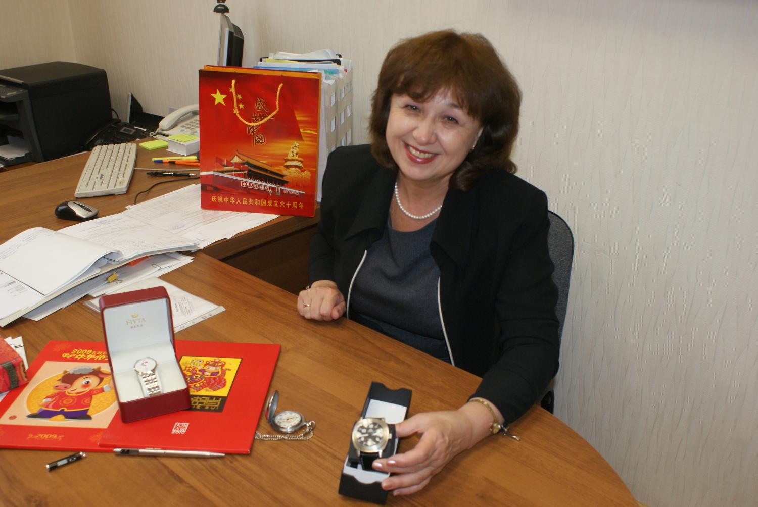 Директор музея часов Нина Крылова демонстрирует новые экспонаты