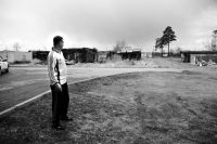 Алексей Милютин на том самом газоне, где стояли пострадавшие машины Алексей Милютин на том самом газоне, где стояли пострадавшие машины