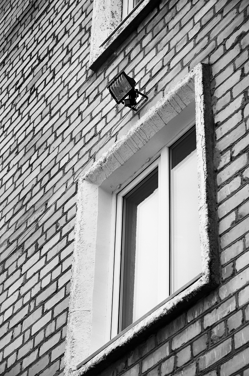 Этот фонарь Алексей отремонтировал сам - у жэка руки не доходили