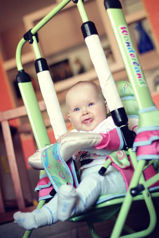 На качельке)