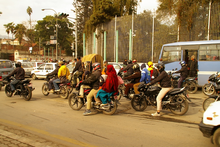 на мотоциклах ездят целыми семьями