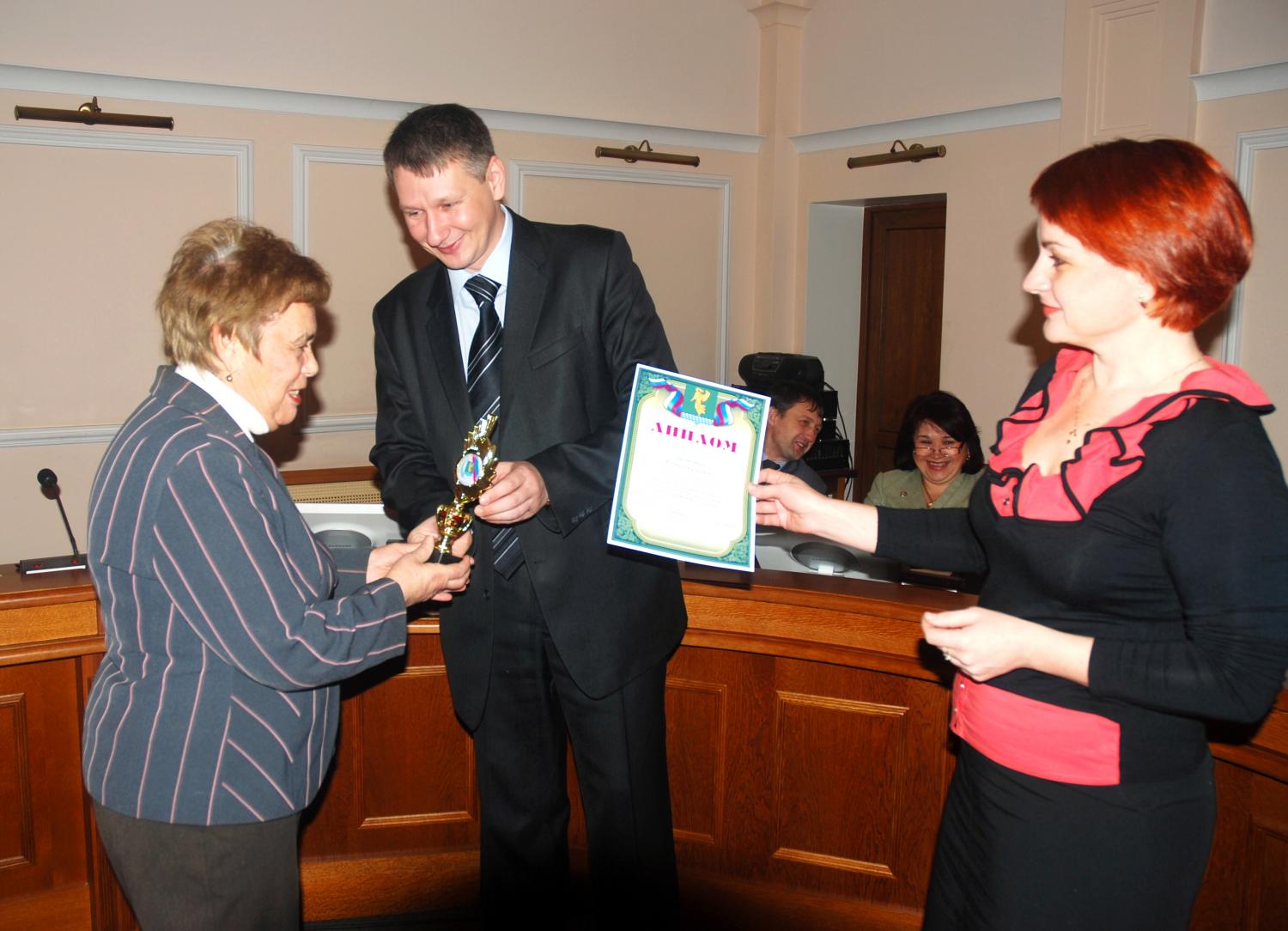 Дипломы и кубки за отличные результаты в работе ангарчанам вручил глава администрации АМО