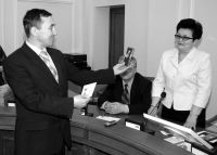 Сияющий представитель областного избиркома вручает медаль Валентине Мазиной