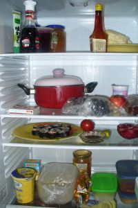 Ну а раз уж взгляд упал на холодильник, то рука рефлекторно потянулась к дверце