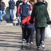 На коньках посреди асфальта