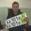 Госавтоинспектор Виталий Сидоров вручает номера нового формата Госавтоинспектор Виталий Сидоров вручает номера нового формата