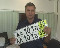 Госавтоинспектор Виталий Сидоров вручает номера нового формата Госавтоинспектор Виталий Сидоров вручает номера нового формата