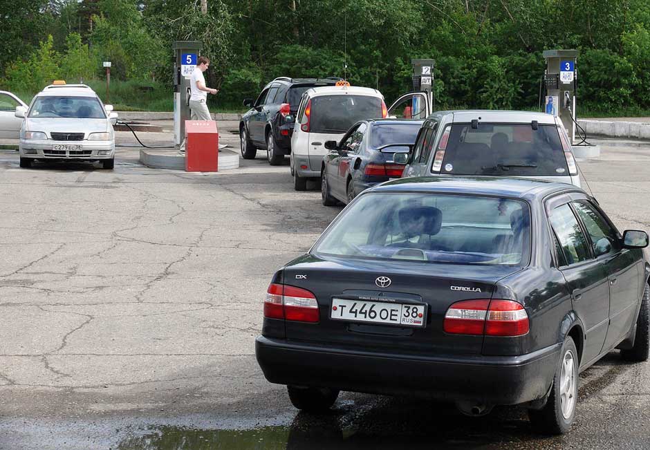 На АЗС Роснефти в Ангарске, очередь на 19 июня не превышала 10 машин. В Иркутске в очереди уже стояло до 100 машин