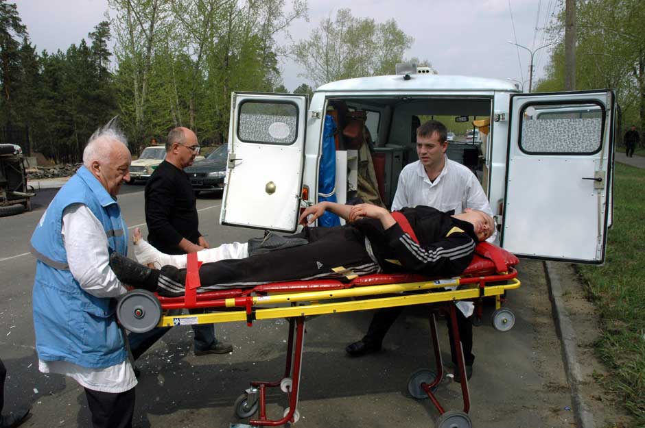 Пострадавшего водителя увозят