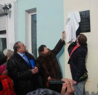 В память выдающихся врачей на фасаде поликлиники №1 размещена мемориальная доска