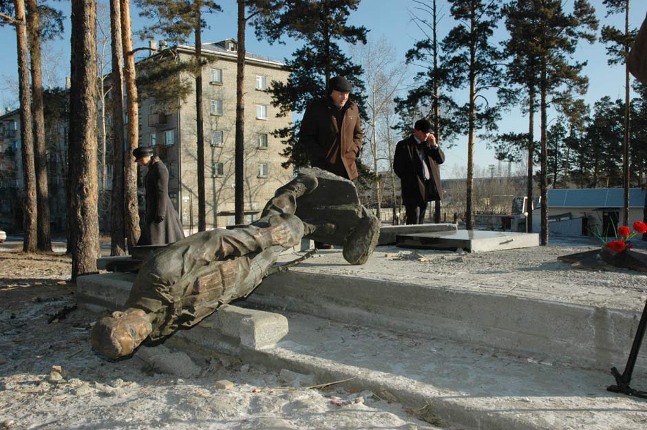 Сломанный памятник