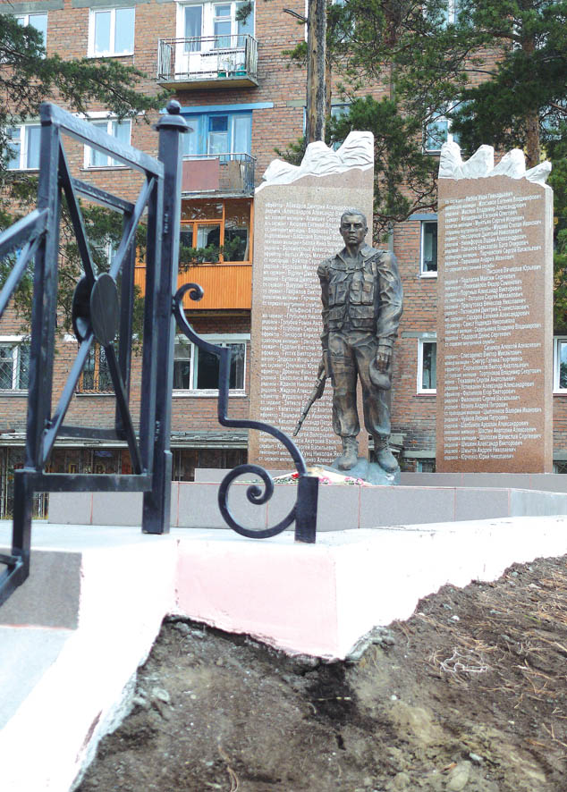 На памятнике – фамилии 81 воина-ангарчанина, погибших в разное время, исполняя свой долг в «горячих точках»