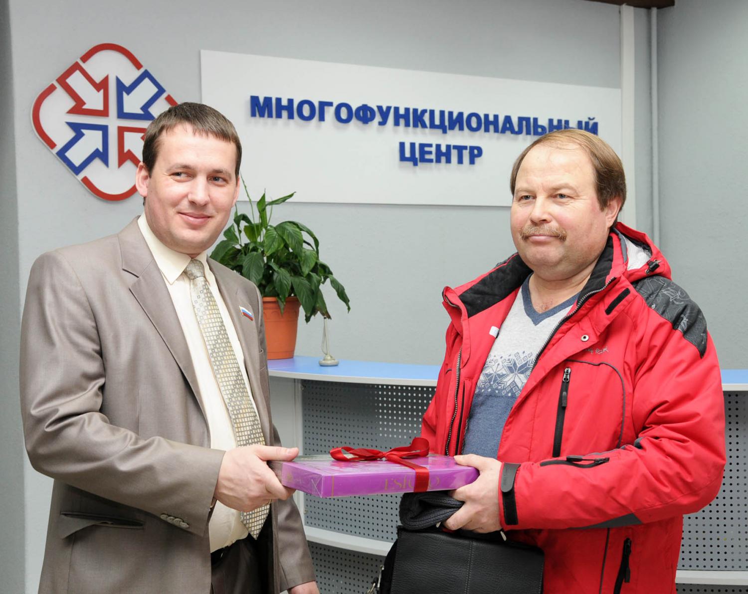  Первым клиентом МФЦ стал Владимир Жеребцов. Мужчина обратился за получением заграничного паспорта 