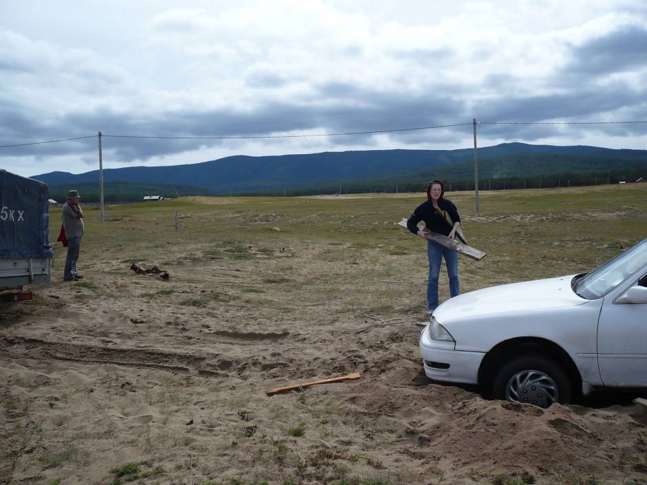 Мы не одни! Газель тоже застряла!