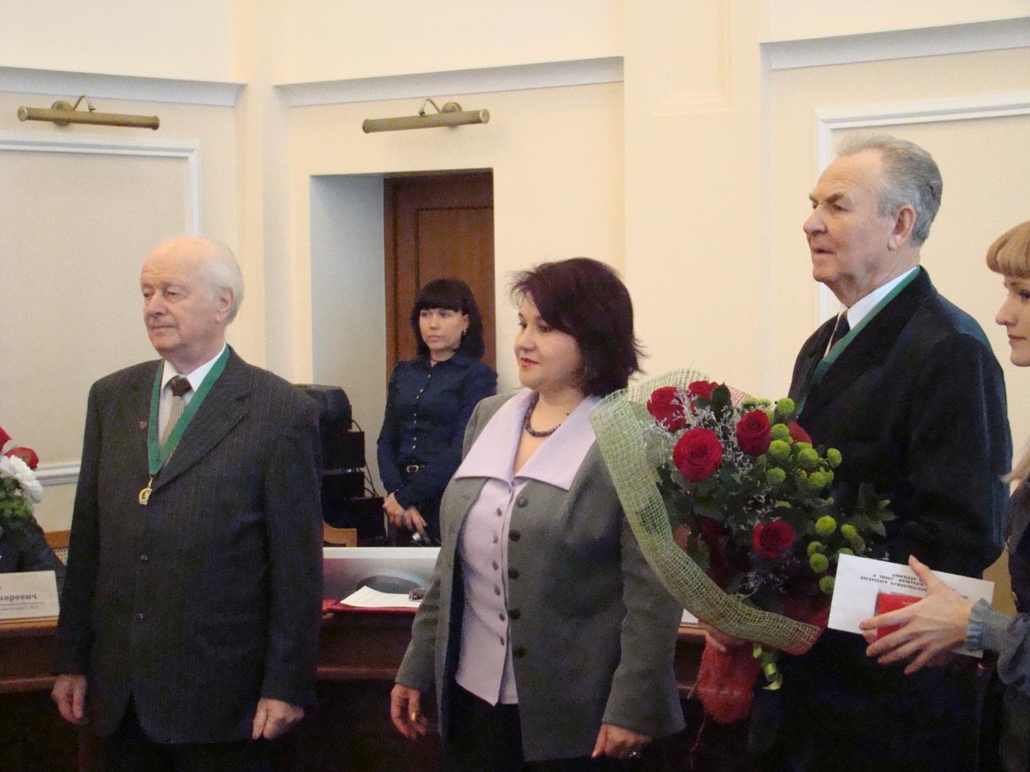 Вручены удостоверения почетных граждан АМО