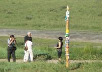  в черном - Саргсян, в белом - Краснова, в лентах - СЭРГЭ, под ним Мартусова. они что-то хотят исправить под нашими окнами.  спасибо, мы уж без вас как-нибудь.