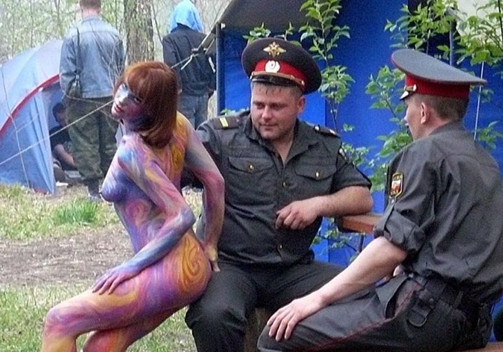 раскрашенная мадам с блюстителями порядка