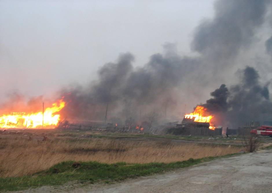 Горят дома в поселке "Строитель"