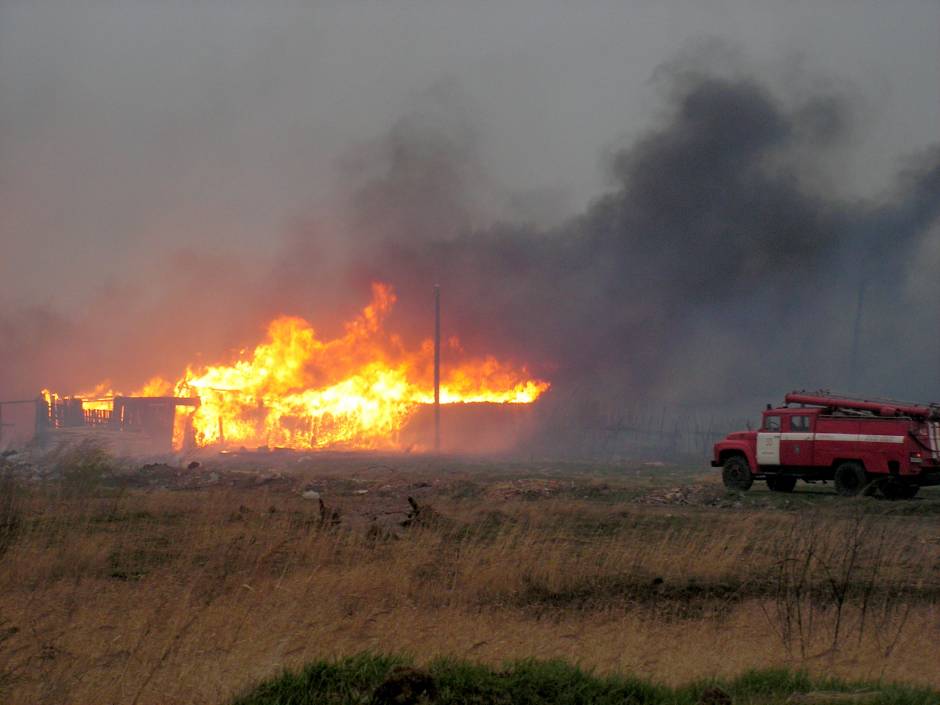Горят дома в поселке "Строитель"