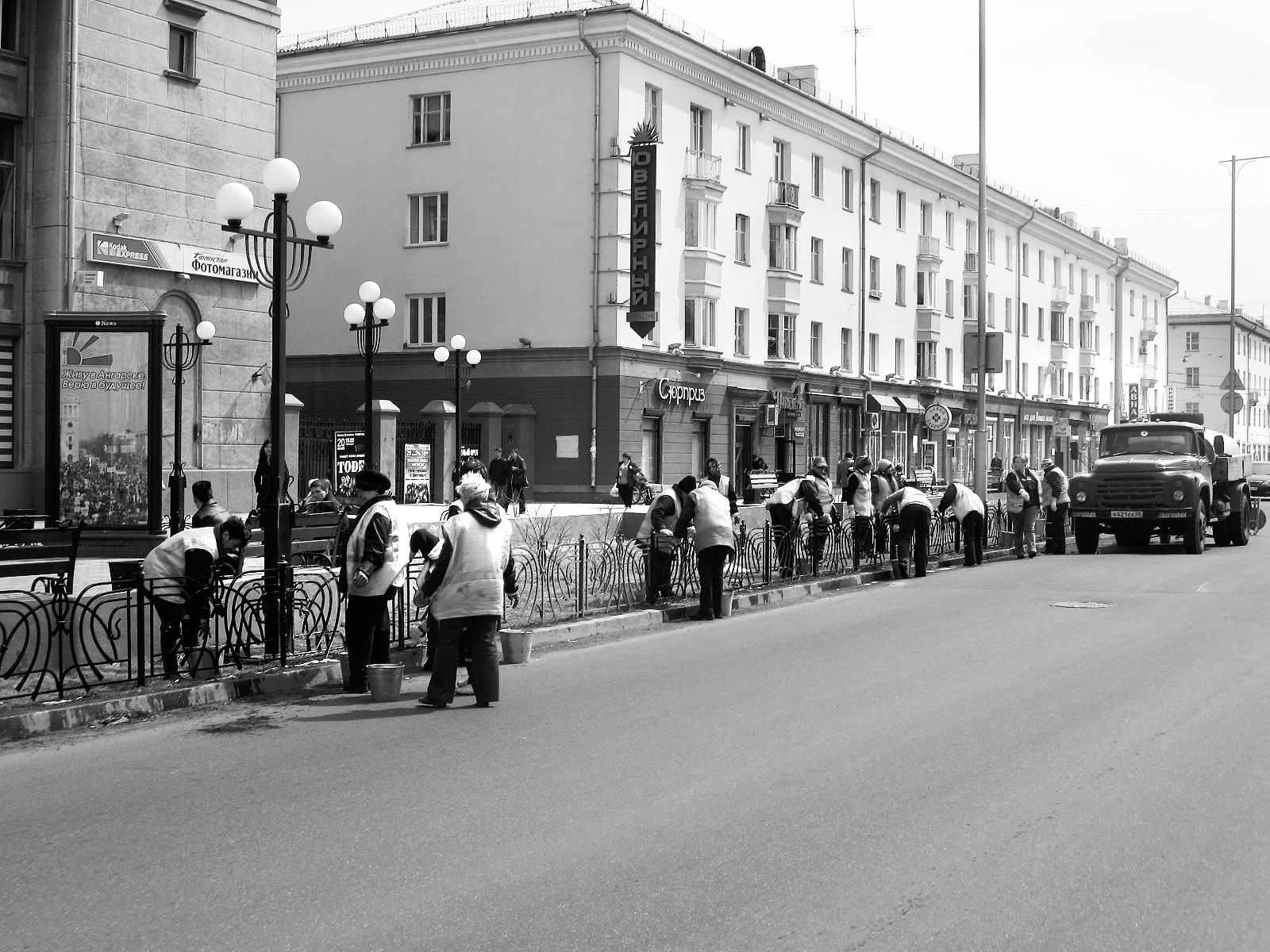 15 человек...