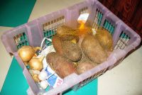 Мда, экскурсия по домашним закромам навеяла мысль про последния картохи... а вот собственно и они