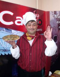 Шеф-повар бара «Канто» Владимир ФАРМАНОВ спокоен: пока у ангарчан такой здоровый аппетит, он без работы не останется.