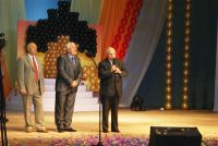 Руководство АНХК поздравило работников комбината со сцены ДК нефтехимиков