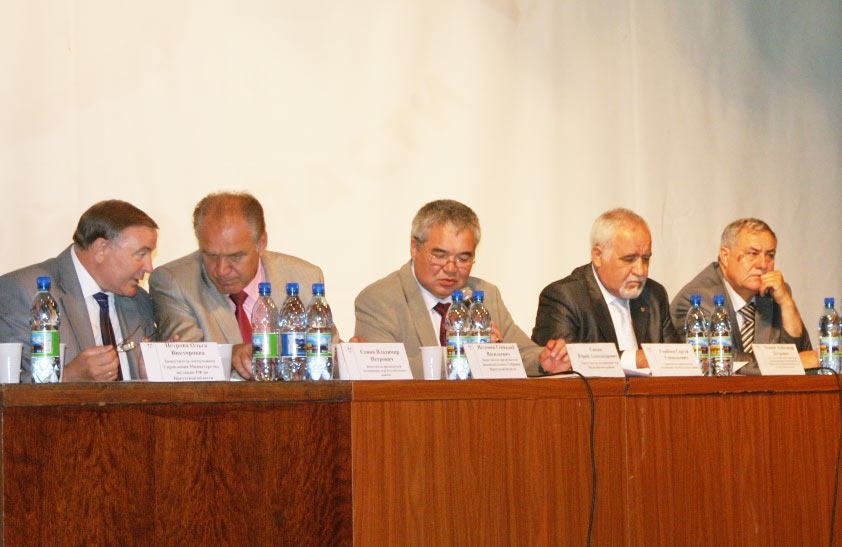 Президиум собрания. В центре - Юрий Сюсин