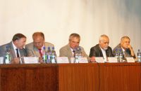 Президиум собрания. В центре - Юрий Сюсин