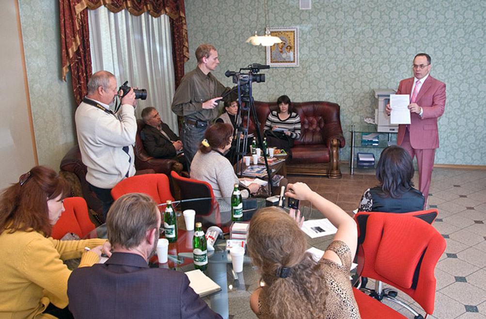 Виктор Суворов собрал журналистов