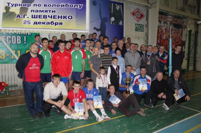 Разбитая будка и раскуроченный щит 