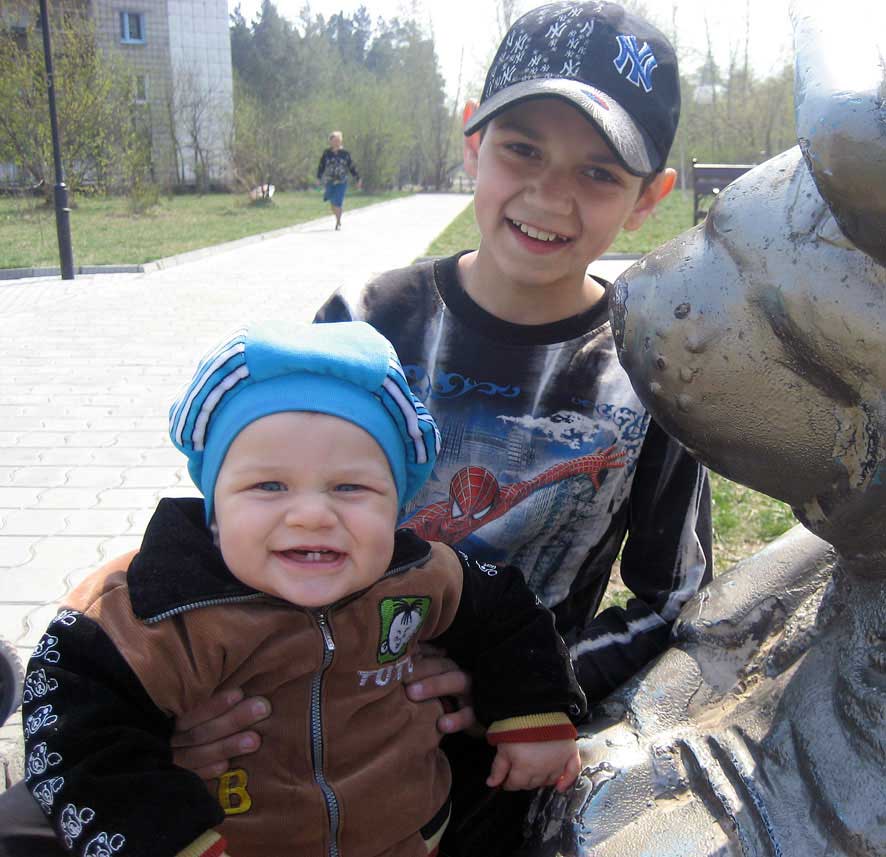 Коля вместе с 10-месячным братом