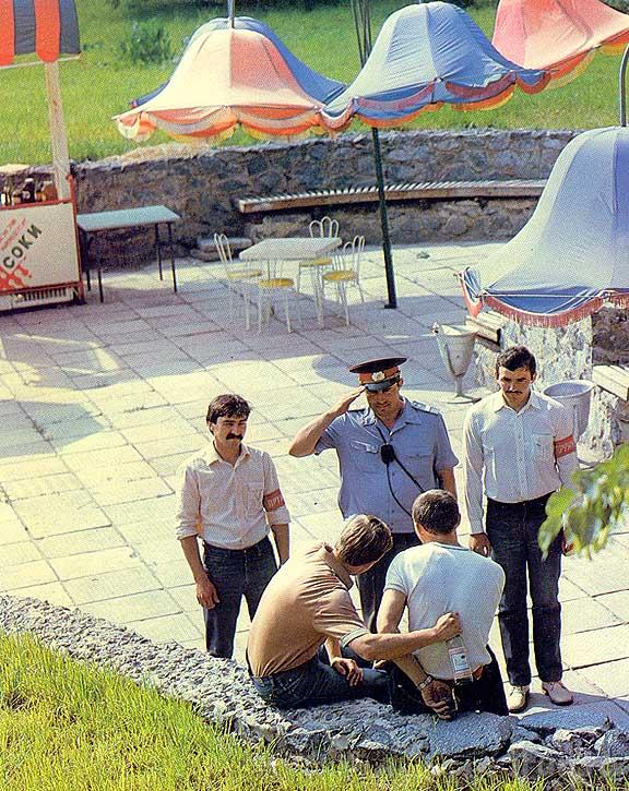 В СССР бухать на улице стремно было...