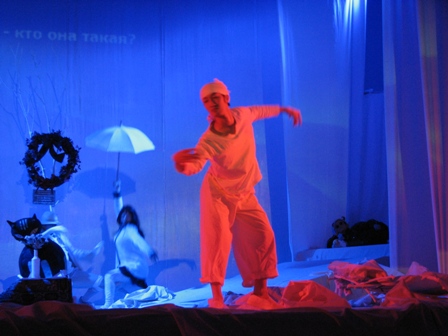 Сцена из спектакля