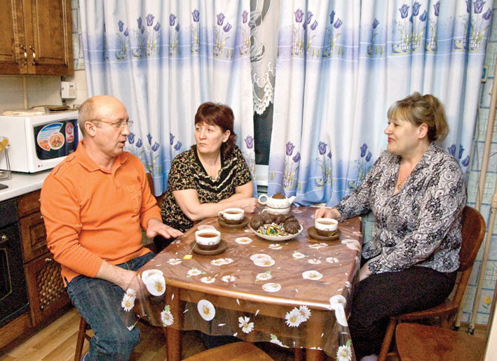 Инициативная группа собралась вместе, чтобы отметить первую победу чашкой чая